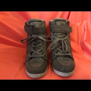 Tan sneaker with hidden wedge